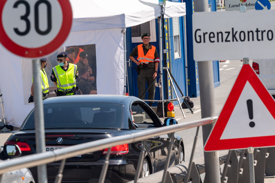 Bundespolizisten führen am bayerischen Grenzübergang Freilassing zwischen Deutschland und Österreich Grenzkontrollen durch.