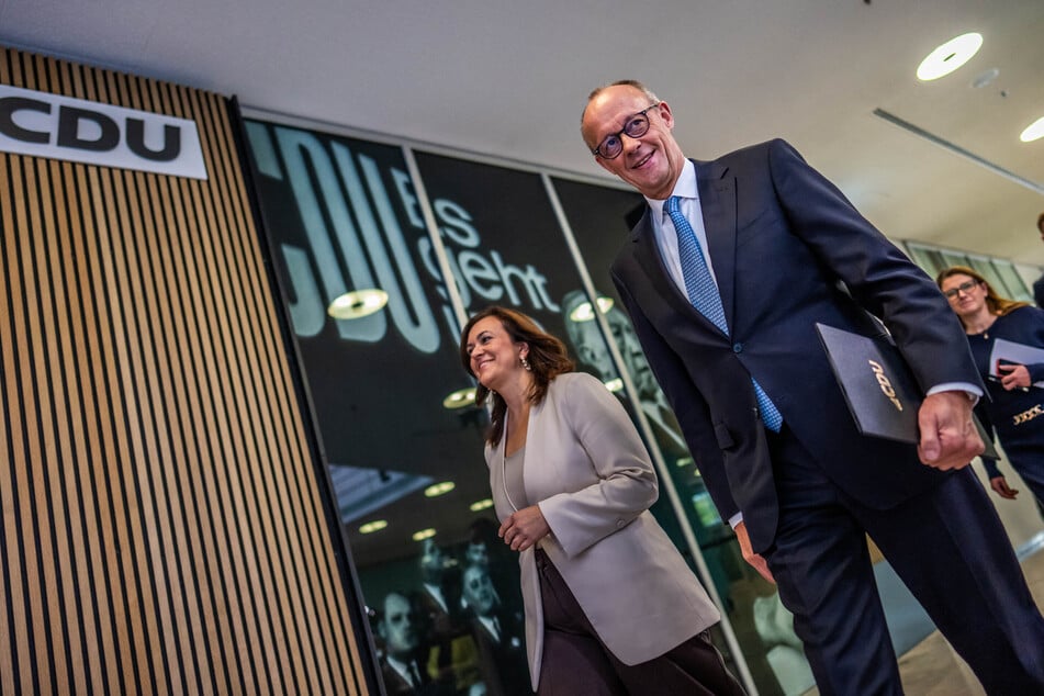 Bundeskanzler und CDU-Chef Friedrich Merz (70) mit Generalsekretärin Franziska Hoppermann (44) am Montag in Berlin.