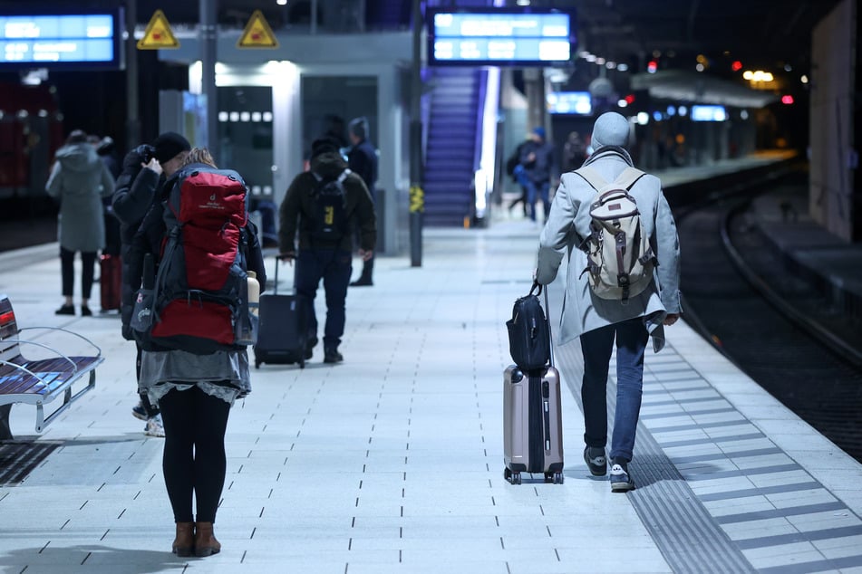 Bahn- und Flughafenstreik trifft Hamburg doppelt: Maschinen starten ohne Passagiere!
