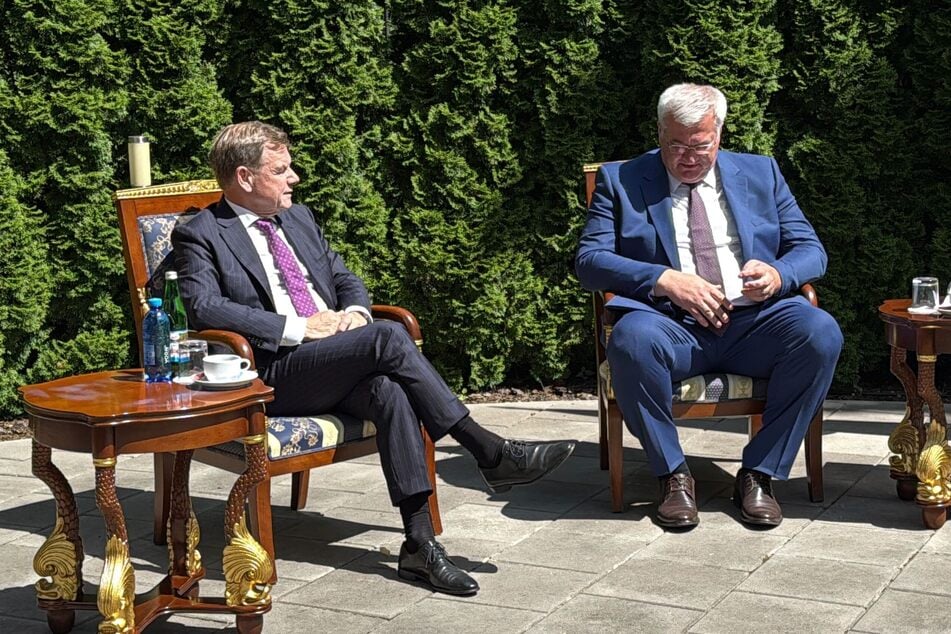 Johann Wadephul (62, CDU, l), Außenminister von Deutschland, und sein ukrainischer Amtskollege Andrij Sybiha kommen im Garten des Außenministeriums in Kiew zu einem Gespräch zusammen.