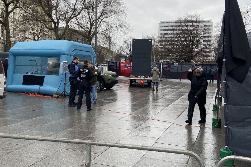 Neonazi Max Schreiber (38) auf seiner Mahnwache am Dr.-Külz-Ring.