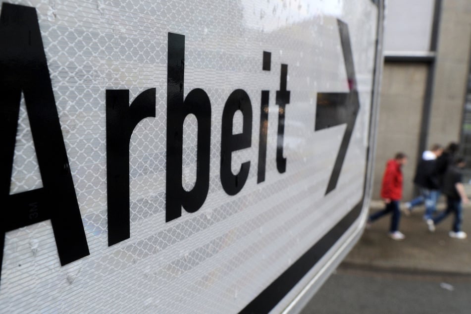 Die Zahl der Menschen in Kurzarbeit sinkt ebenfalls. Im Mai arbeiteten rund 460.000 Beschäftigte in NRW verkürzt, das waren 44.000 weniger als im April.