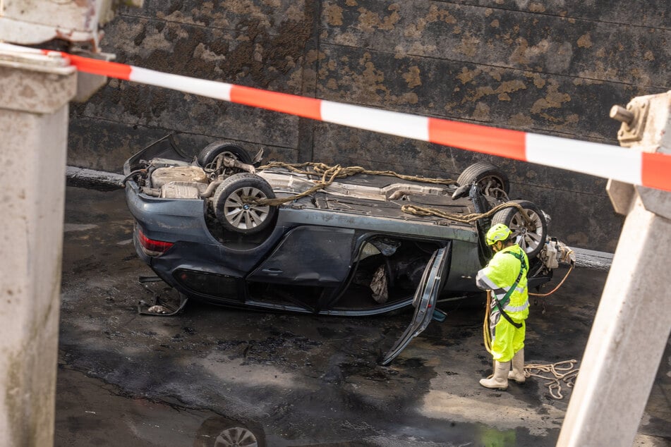 Am Boden kam der Wagen zum Vorschein. Danach wurde der BMW direkt auf den Schrottplatz gebracht.