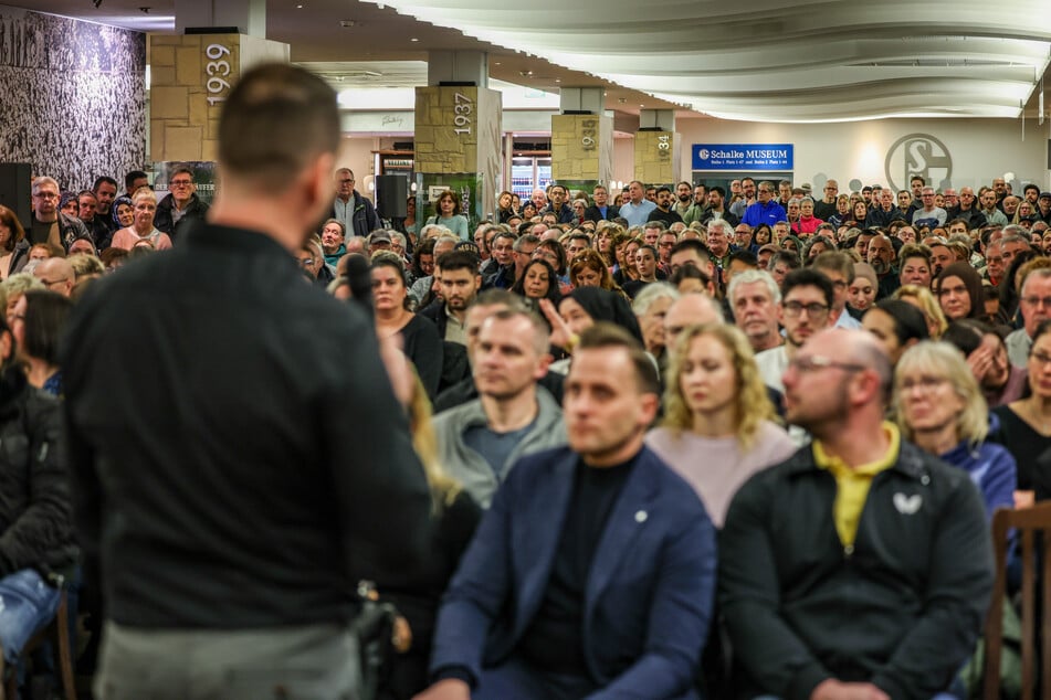 Der Geschädigten-Anwalt Daniel Kuhlmann (vorne im Bild) hat bereits drei Musterklagen gegen die Sparkasse erhoben.