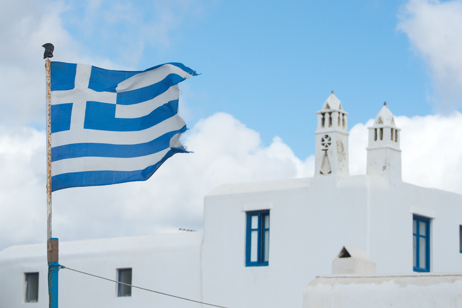 Die griechische Fahne weht auf der Insel Mykonos.