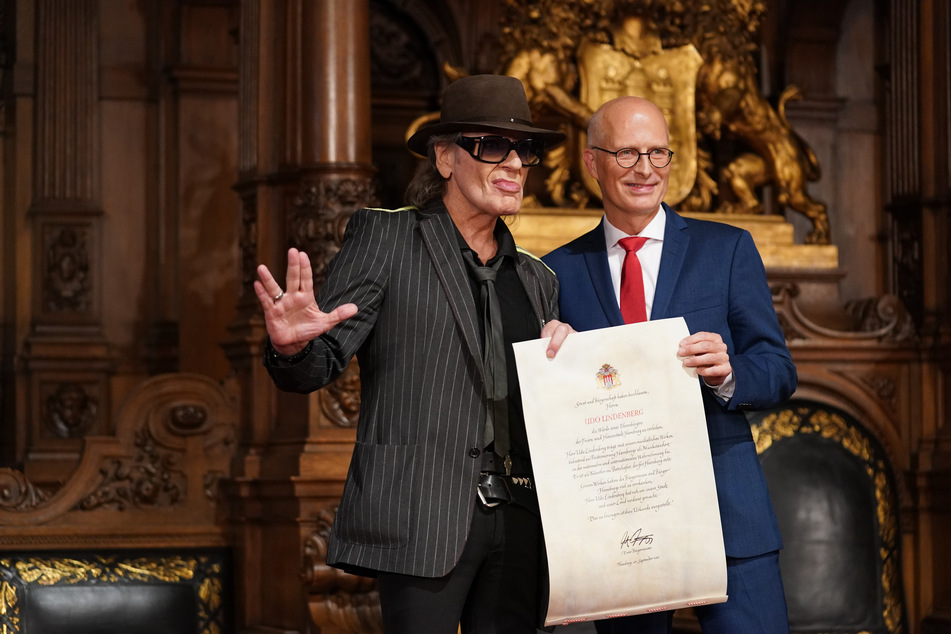 Udo Lindenberg (l.) erhielt von Hamburgs Bürgermeister Peter Tschentscher (56, SPD) die Ehrenbürgerwürde-Urkunde.