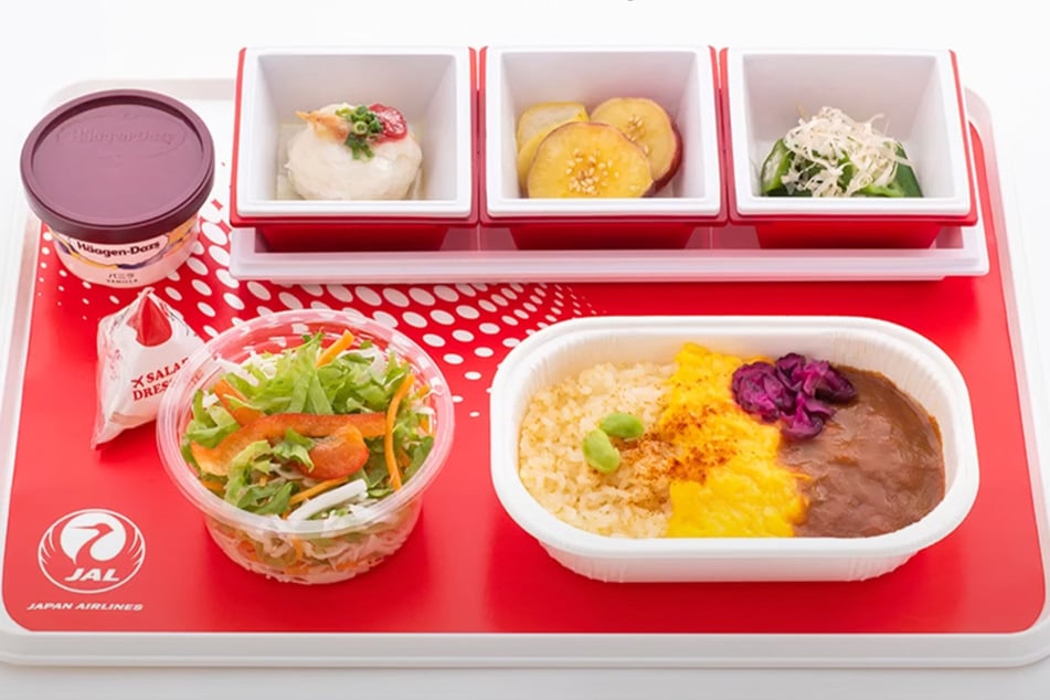 Auf den meisten Japan-Airlines-Flügen sind die Hauptmahlzeiten von der essensfreien Option betroffen.
