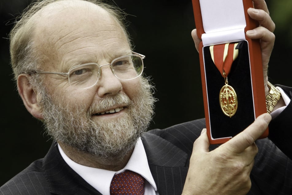 Sir Ian Wilmut mit dem Orden zu seinem Ritterschlag, der ihm von Königin Elizabeth II. im Holyrood House in Edinburgh überreicht wurde.