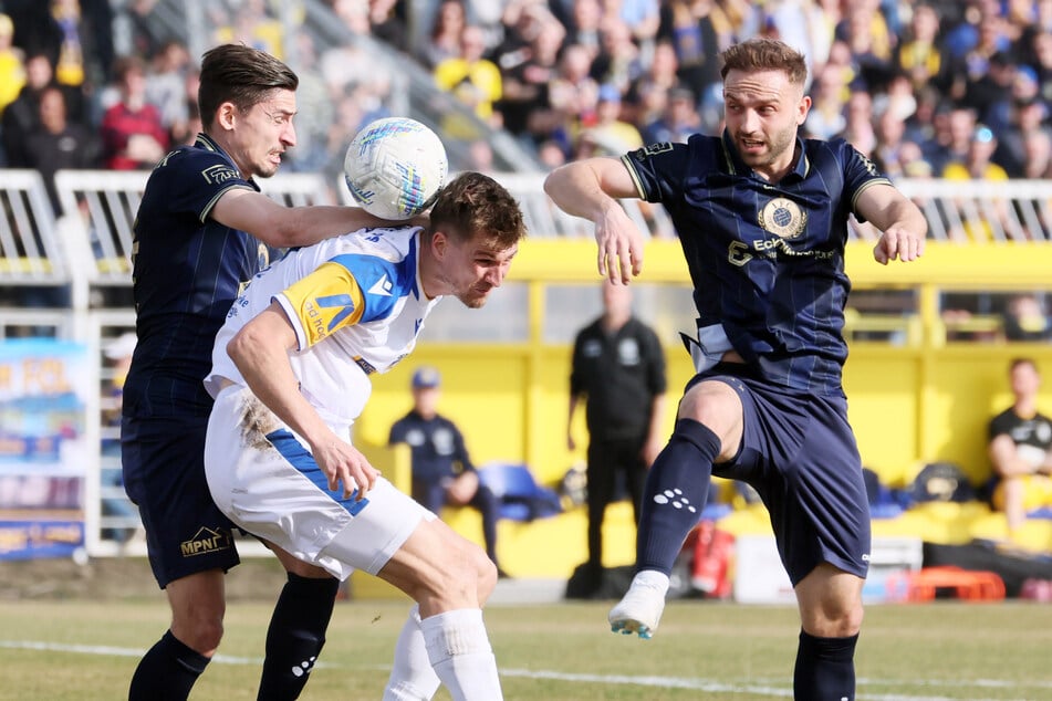 Enge Kiste zwischen Jena und Lok. Beide Teams schenken sich nichts.