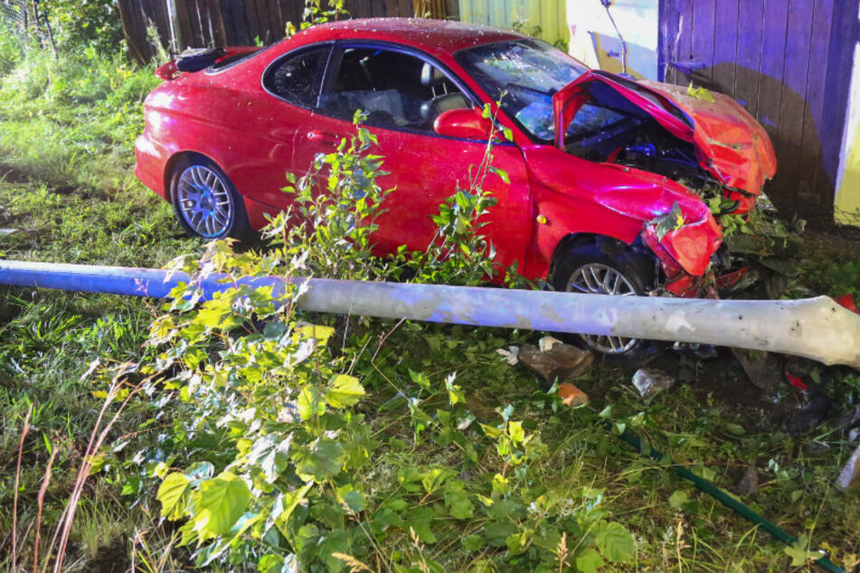 Ein Hyundai-Fahrer kam am späten Mittwochabend von der B171 ab, fällte einen Lichtmast und krachte gegen ein Haus.