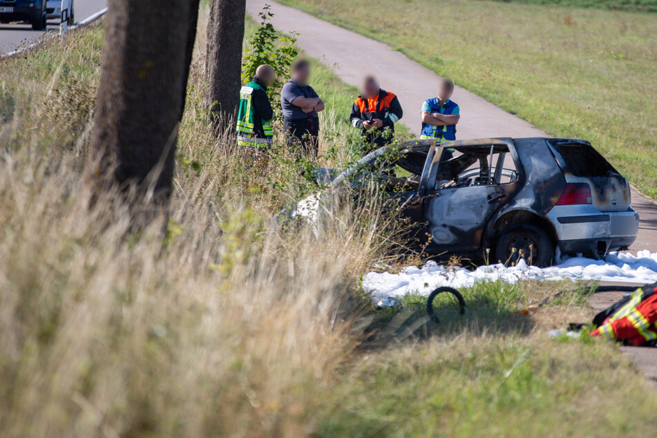 Der VW Golf brannte nach dem Zusammenstoß mit dem Baum komplett aus.