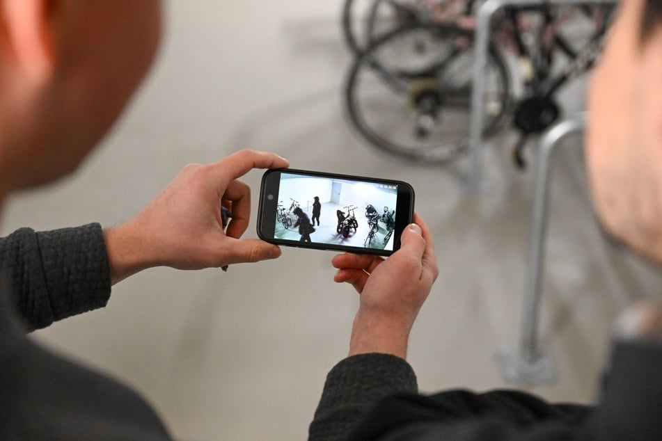 Die Szene, die Jan Bauer (Name geändert) am Morgen des 6. Dezember erblickte: Gleich vier Einbrecher waren plötzlich auf der Überwachungskamera zu sehen, während sie den Fahrradkeller absuchten. Eine von ihnen konnten die Anwohner stellen.