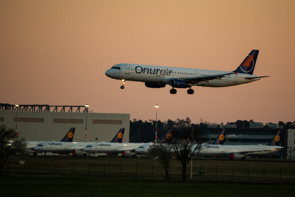 Das Flugzeug von OnurAir im Landeanflug.