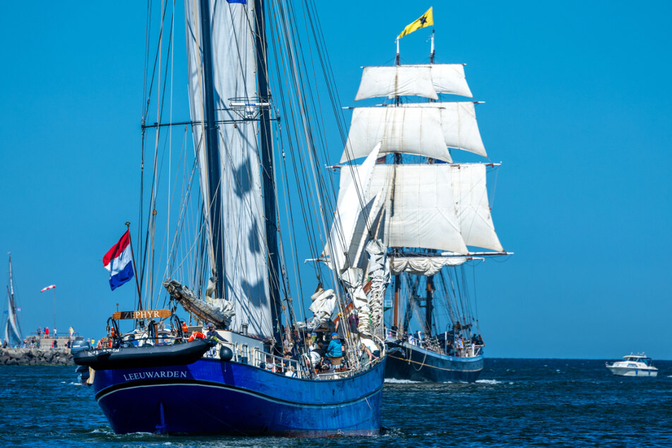 Segelboote und Traditionsschiffe sind am ersten Tag der Hanse Sail auf der Ostsee vor Warnemünde unterwegs.