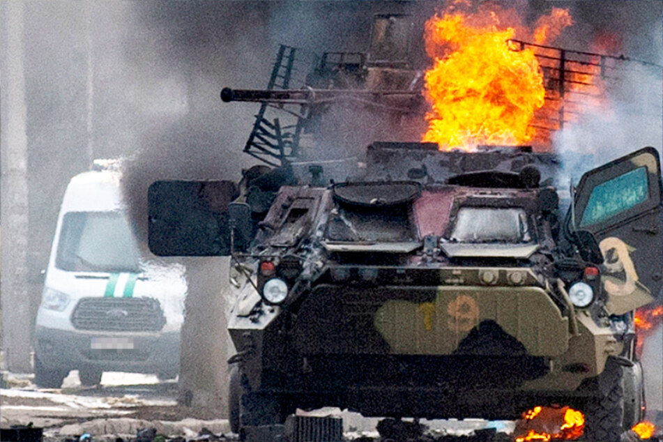 Ein brennender, gepanzerter Mannschaftswagen in der ukrainischen Stadt Charkiw – die Kämpfe in dem Land dauern schon mehrere Tage an.