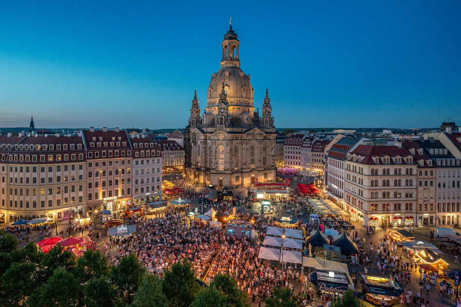 In den etwas kühleren Abendstunden drängten sich die Stadtfest-Gäste auf dem Neumarkt.