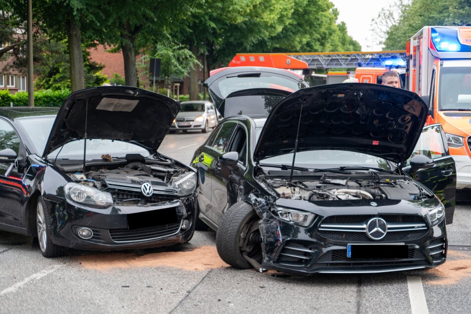 Gegen 18.40 Uhr kollidierten ein VW und ein Mercedes auf dem Schiffbeker Weg.