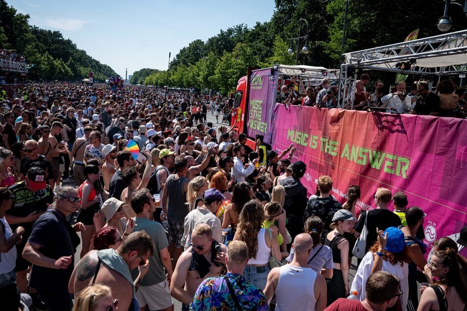 Im vergangenen Jahr sind mehr als 300.000 Menschen bei der Techno-Demo durch die Hauptstadt gezogen.