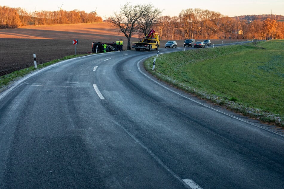 Damit es nicht noch zu weiteren Unfällen kommt, kümmerte sich der Winterdienst um die gefährliche Kurve.