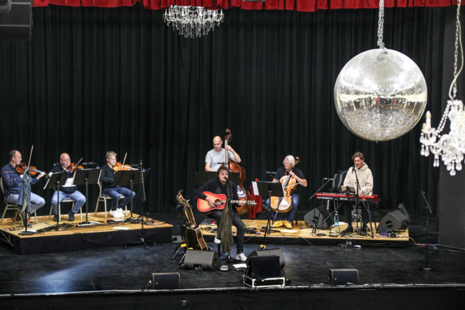 Ein perfektes Zusammenspiel zwischen "Maschine" (81, vorne), Marcus Gorstein (r.) und dem Streichquintett.