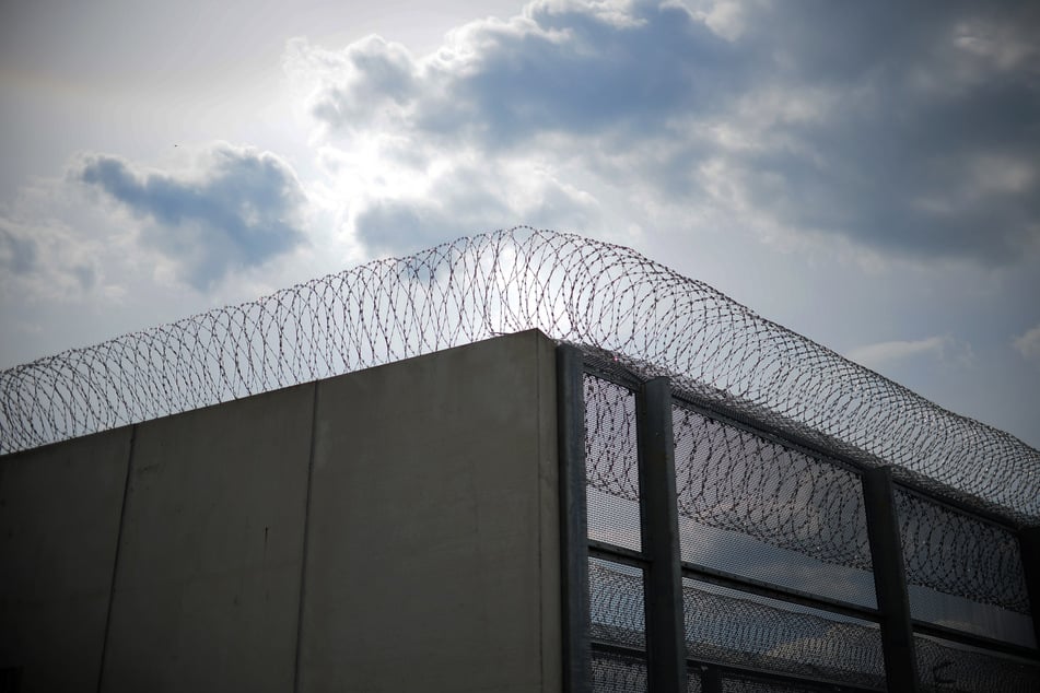 In der JVA Aschaffenburg im Stadtteil Strietwald soll ein Häftling einen Justizbeamten bedroht haben. (Symbolfoto)