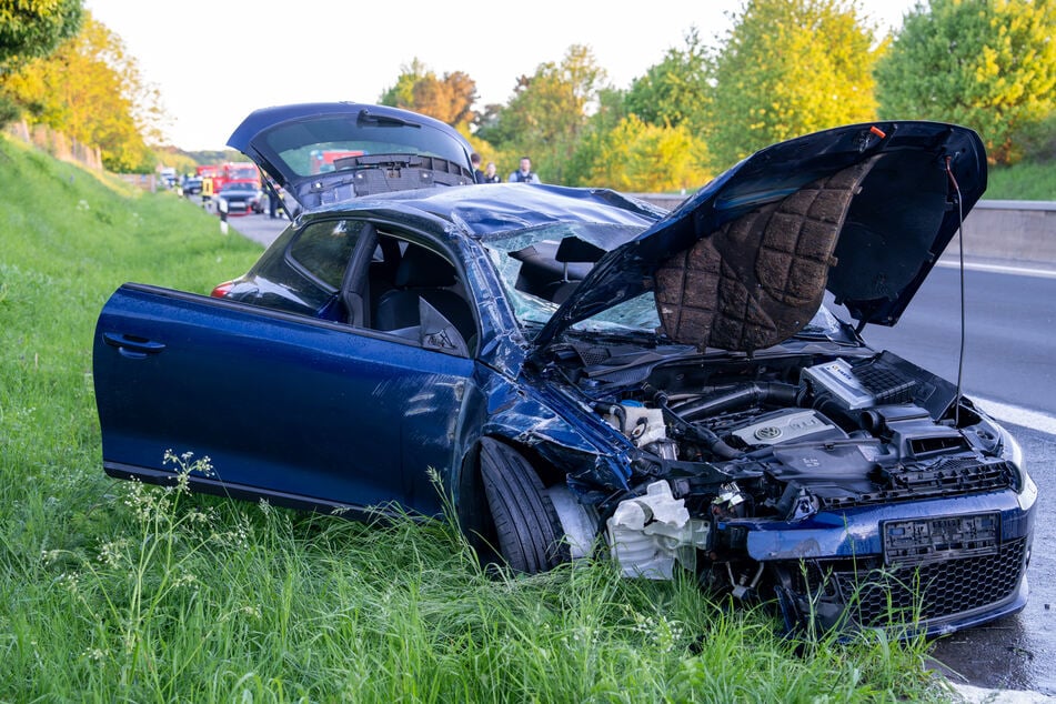 Insgesamt waren auf der A1 bei Nettersheim in Fahrtrichtung Köln am Samstagabend drei Fahrzeuge ineinander gekracht.