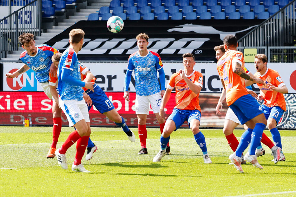 Janni Serra (23, l.) erzielte sein letztes Tor für Holstein Kiel am 34. Spieltag gegen den SV Darmstadt 98, als er zur zwischenzeitlichen 1:0-Führung für die KSV einköpfte.