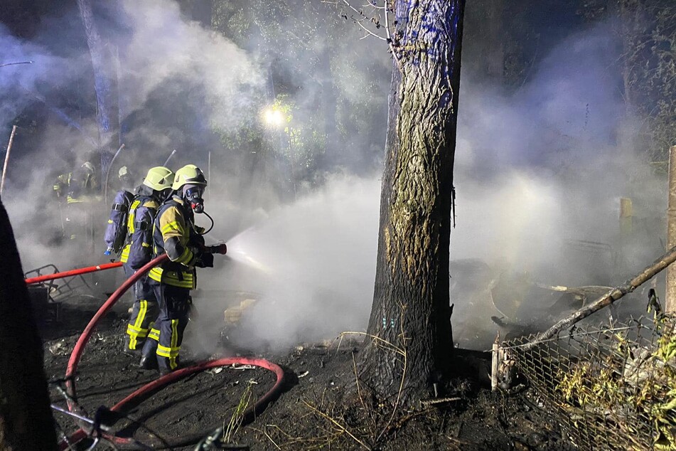 Die Freiwillige Feuerwehr Kleinmühlingen-Zens hat mit den Ortsfeuerwehren aus Eggersdorf, Biere und Eickendorf zusammengearbeitet, um den Brand zu löschen.