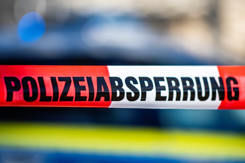 Die Polizei sperrte den Tatort rund um den Imbiss in Nippes noch in der Nacht ab und sicherte Spuren. (Symbolbild)