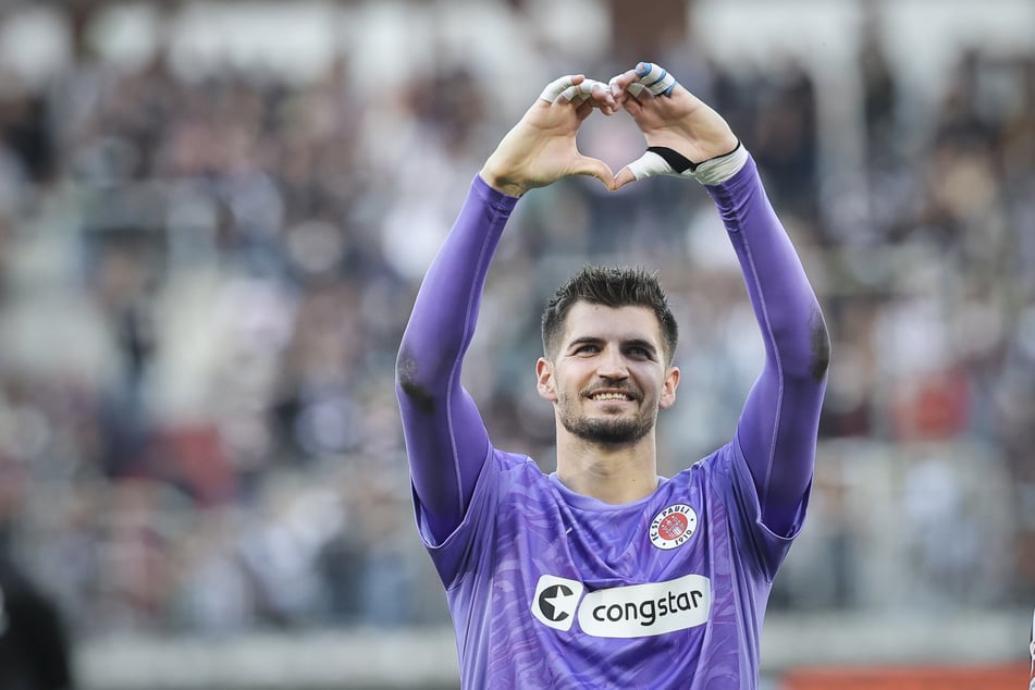 St.-Pauli-Keeper Nikola Vasilj (30) denkt weiterhin positiv und glaubt an die Relegation: "Es gibt eine Chance!"