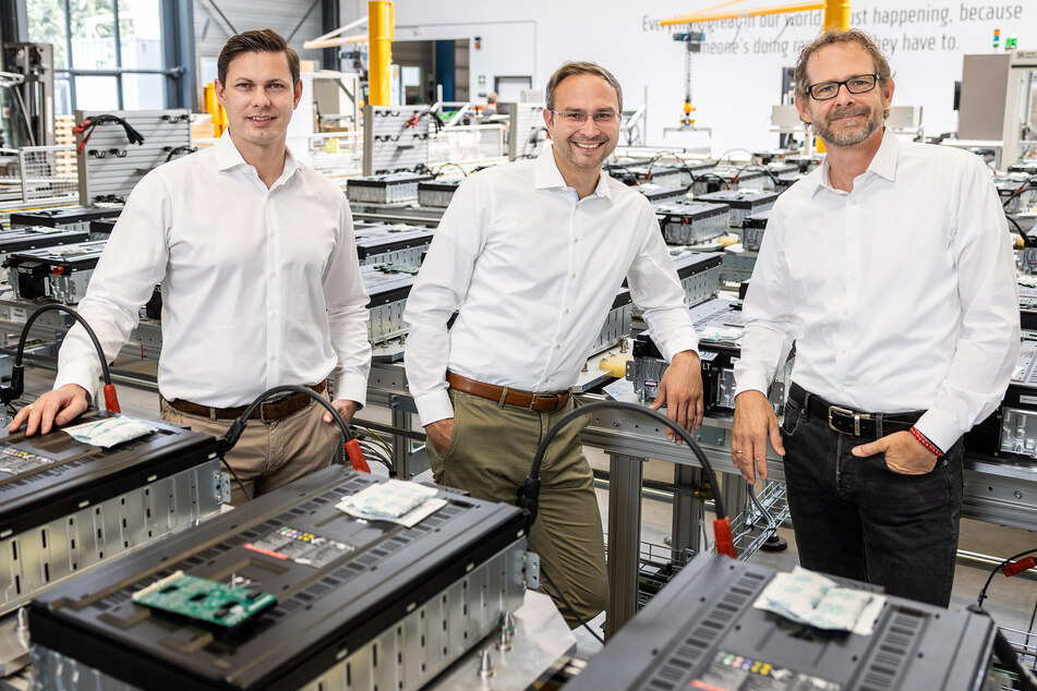 Tesvolt-Vorstand Simon Schandert, Daniel Hannemann, Philipp Koecke im Wittenberger Werk.
