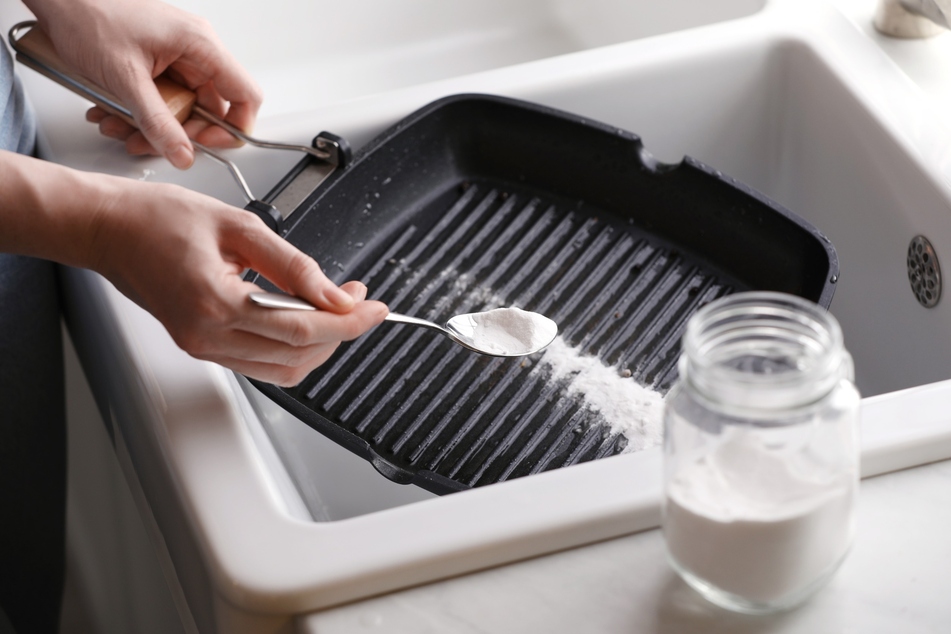 Auch mit Hausmitteln wie Backpulver oder Essig kann man beschichtete Pfannen reinigen.