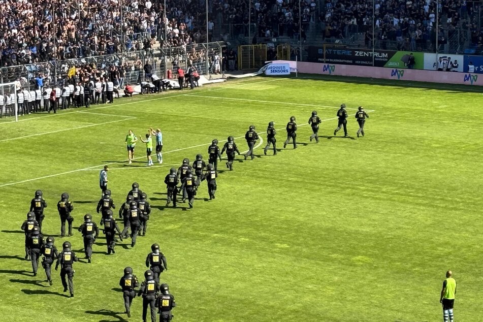 Die Polizei marschiert auf.