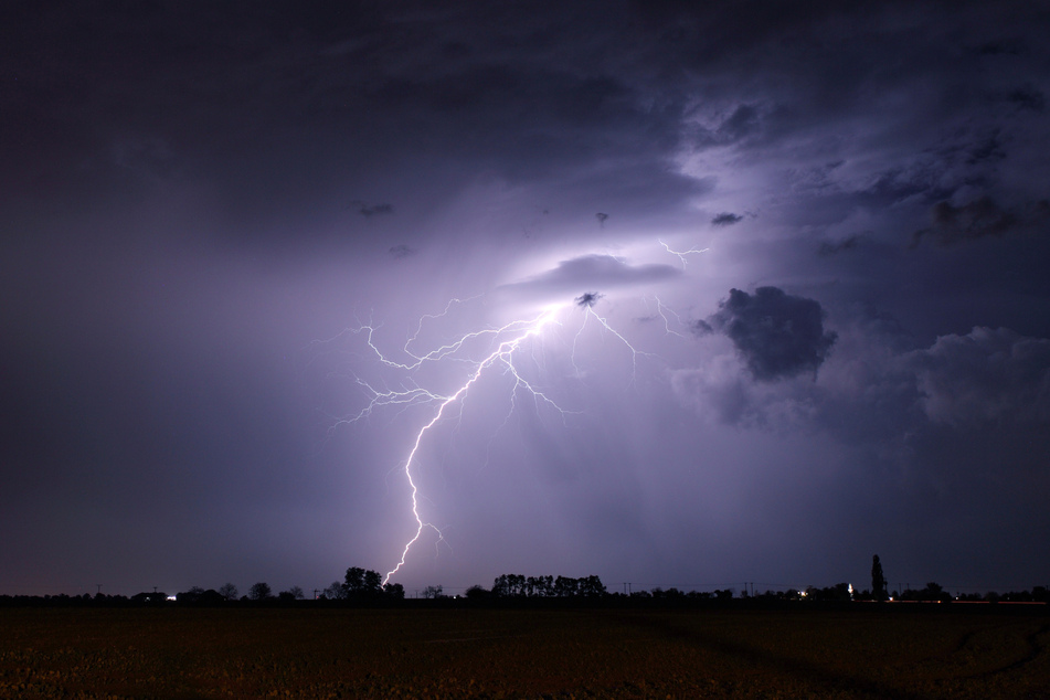 Ein heftiges Gewitter zieht über Sachsen (Symbolbild)!