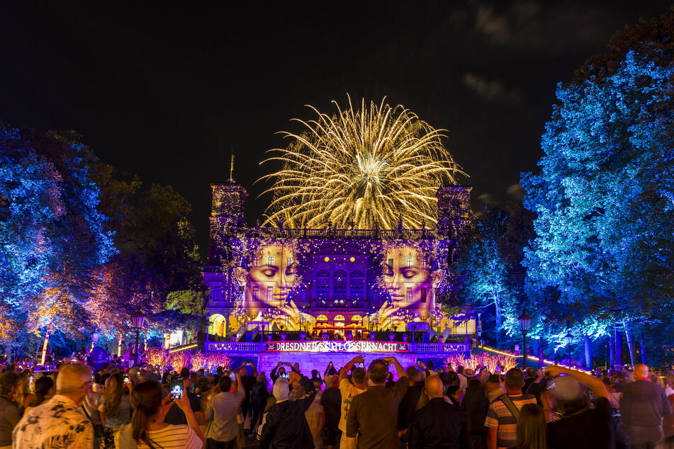 Hinter der illuminierten Fassade von Schloss Albrechtsberg erhellte ein Feuerwerk den Nachthimmel.