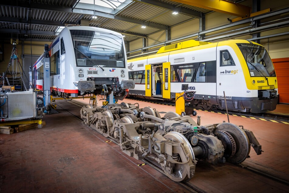Solange die beiden City-Bahnen vorübergehend aus dem Verkehr gezogen werden, rollen Mietzüge (rechts im Bild) durch die Region.