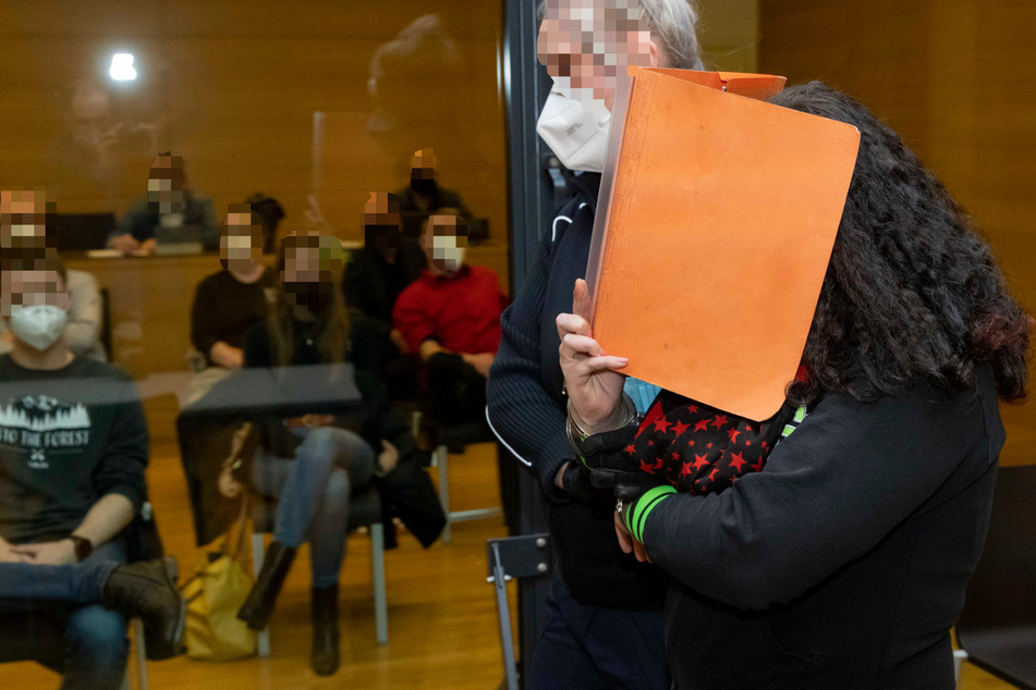 Stephanie W. (34, r.) verdeckt ihr Gesicht bei der Verhandlung im Dresdner Landgericht. Sie und ihre drei Helfer müssen lebenslang ins Gefängnis.