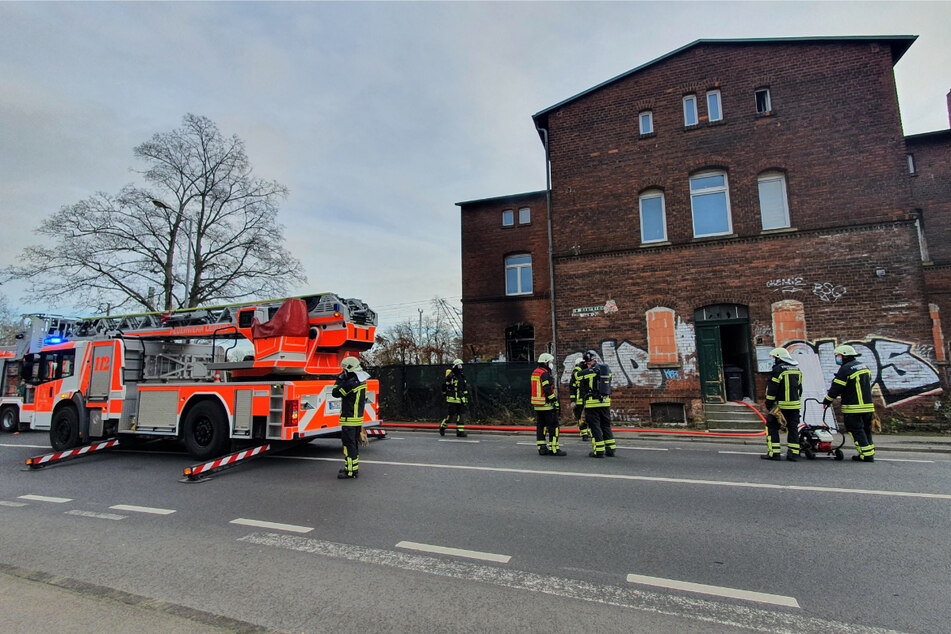 Am Freitagnachmittag brannte es einmal mehr in einem Gebäude des ehemaligen Leutzscher Bahnhofs.