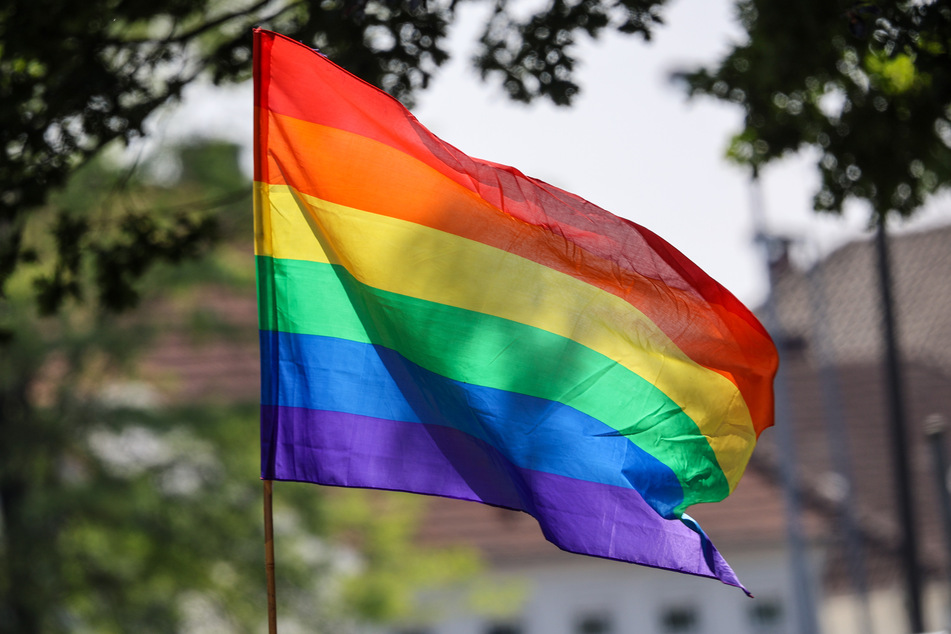 Die Regenbogenfahne steht bekanntermaßen für Vielfalt und Toleranz.