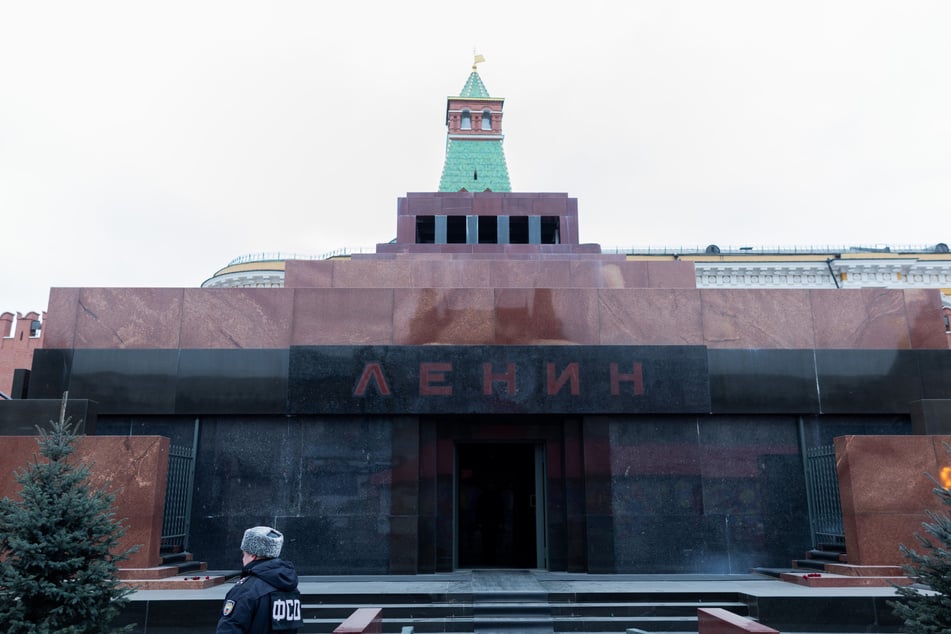 In diesem Mausoleum liegt Lenin. Viele Kommunisten verehren den Gründer der Sowjetunion noch heute.