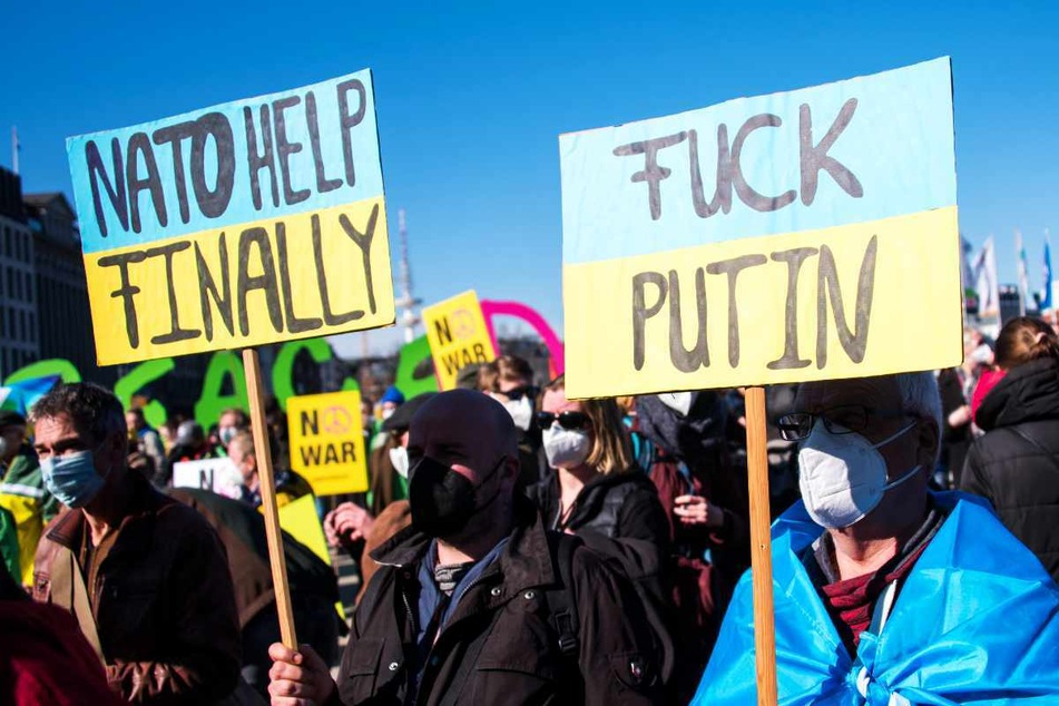 Tausende demonstrieren auf den Straßen und dem Wasser gegen den Krieg in der Ukraine