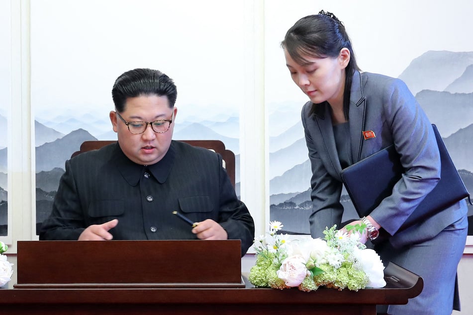 Kim Yo Jong (r.) is five years younger than her brother, Kim Jong Un.