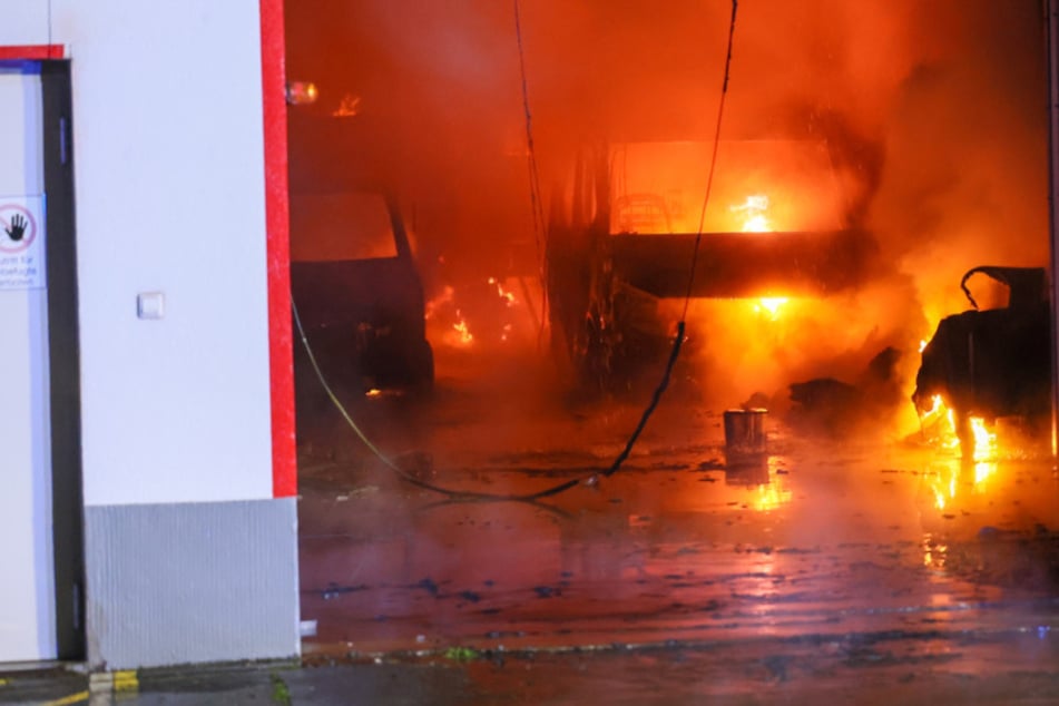 Flammen-Hölle in Rettungswache: Mehr als 100 Feuerwehrleute im Einsatz