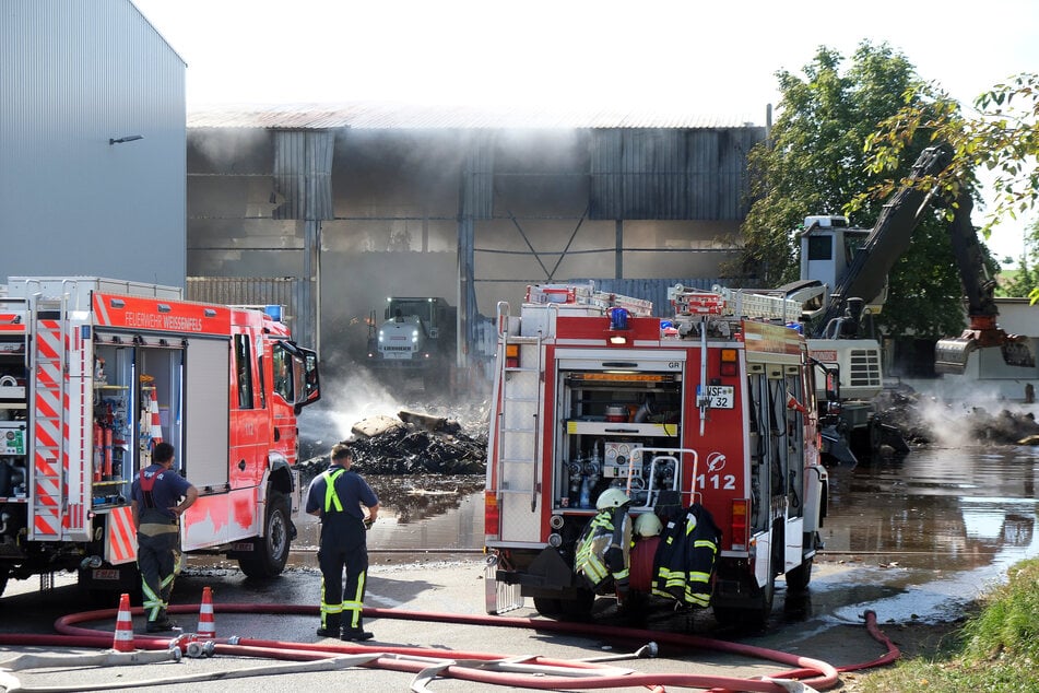 Eine Lagerhalle auf einem Recyclinghof stand in Flammen.