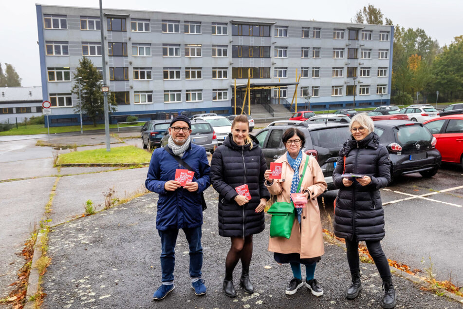 Auf dem Parkplatz der Albert-Einstein-Grundschule planten Ulf Kallscheidt (v.l.), Jana Kupfer-Zwingelberg, Kuratorin Barbara Holub und Simone Becht den ersten Aufbruch von Asphalt.