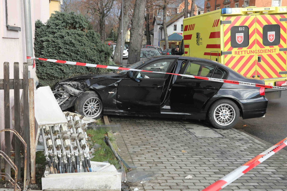 Dresden: BMW-Fahrer verliert Kontrolle über sein Auto und kracht in Wohnhaus