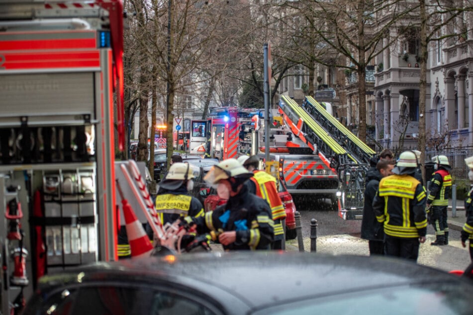 Mehrere Personen wurden von der Feuerwehr mit Drehleitern von ihren Balkonen gerettet.