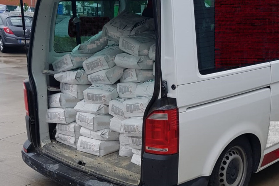 Dutzende 25-Kilo-Säcke mit Baukleber-Pulver befanden sich im Laderaum des Fahrzeugs.