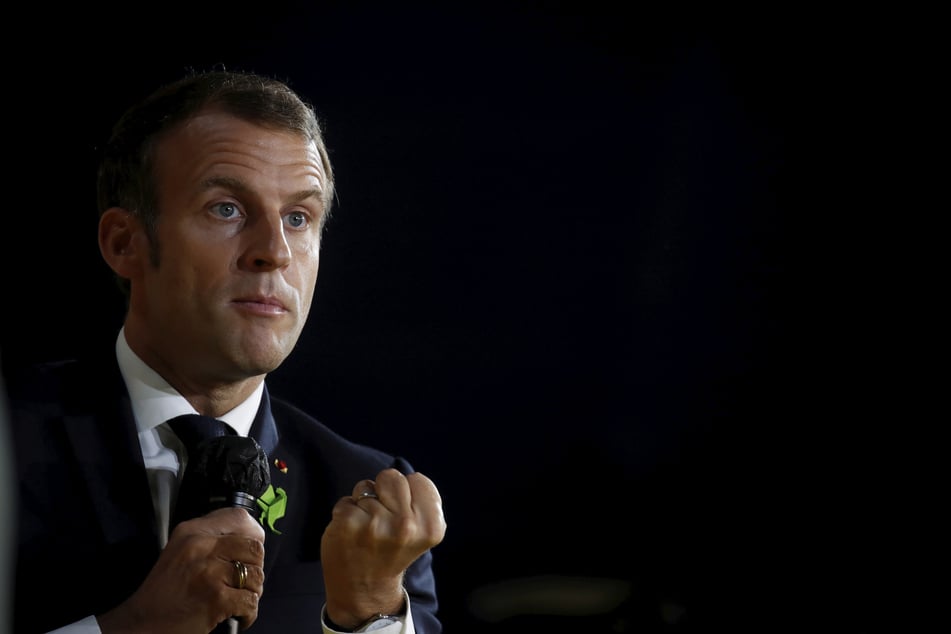 Frankreichs Präsident Emmanuel Macron hat für Paris und zahlreiche weitere große Städte im Land nächtliche Ausgangssperren angekündigt.