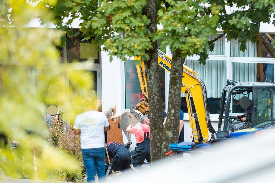 Mit schwerem Gerät hat die Feuerwehr den fünfjährigen Jungen aus dem Schacht befreit.